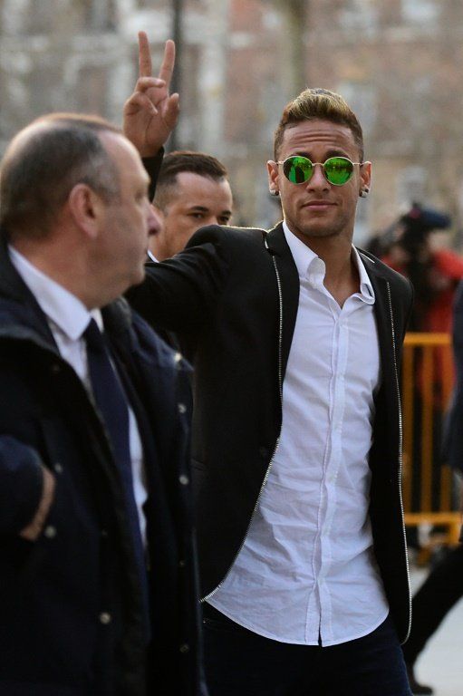 El padre de Neymar lo desvincula de los contratos de traspaso al Barcelona