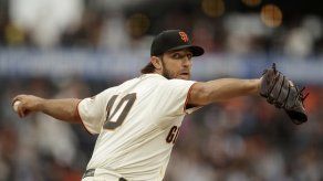 Bumgarner brilla y Gigantes ganan a Mets en 16 innings