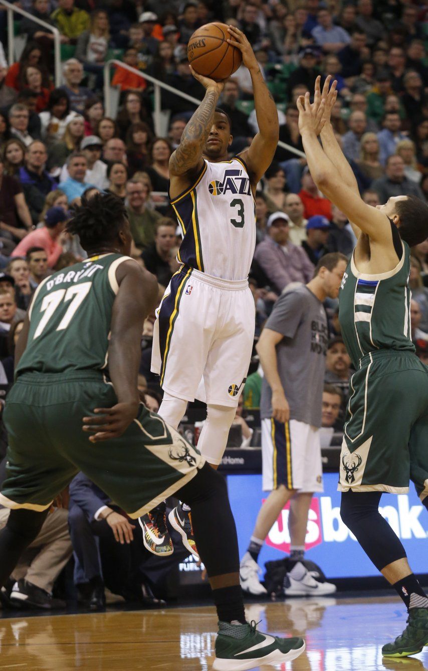 Jazz se despega en el 4to periodo y vence a Bucks