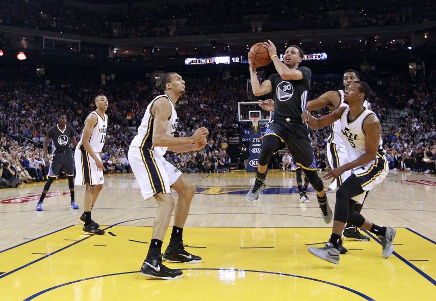 Curry se recupera y lidera a Warriors en victoria sobre Jazz