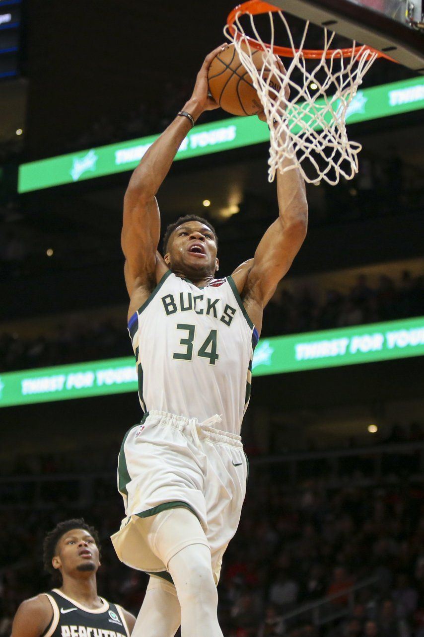 Antetokounmpo y Bledsoe lucen en triunfo de Bucks