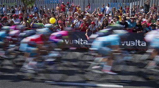 Konig gana 8va etapa de Vuelta, Roche es líder