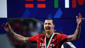 Zlatan Ibrahimovic baja entre 7 y 8 meses tras ser operado de la rodilla