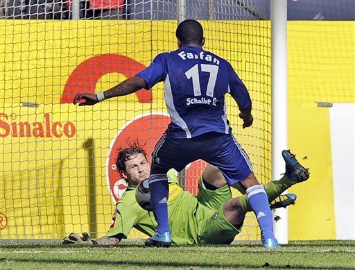 Farfán anota y Schalke gana en Alemania