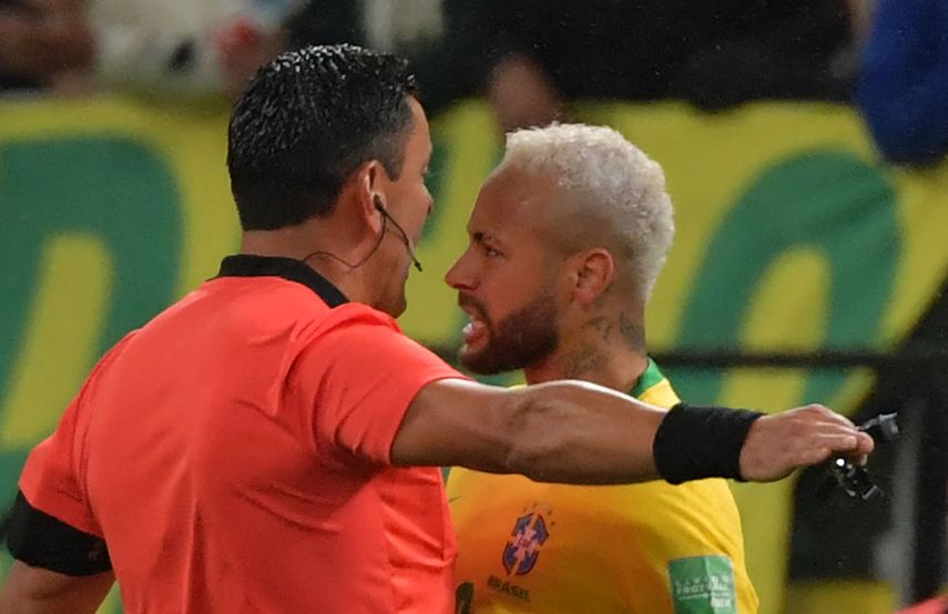 ¡Polémica! Neymar encara a árbitro Tobar y no recibe amonestación
