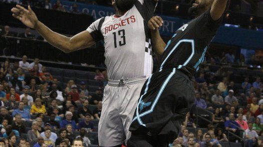 Walker guía a Hornets en triunfo sobre Rockets