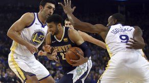 Los Warriors derrotan a Nuggets en otra gran noche de Curry
