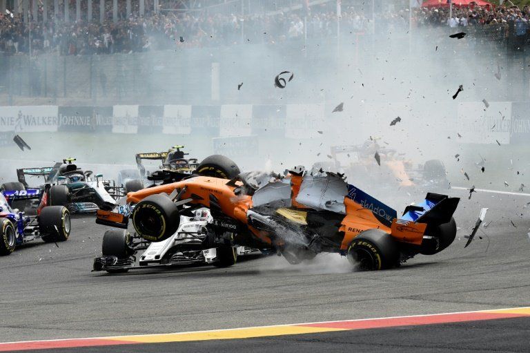 Alonso (McLaren) abandona GP de Bélgica tras choque con Hulkenberg en primera curva