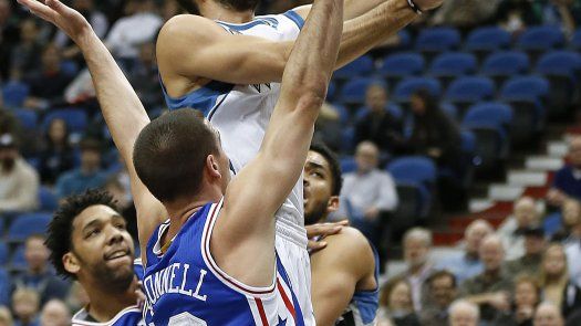 Wiggins anota 32, Wolves dejan a Sixers con foja de 0-15