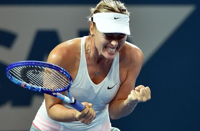 Sharapova gana en Brisbane y Federer jugará contra Raonic la final masculina