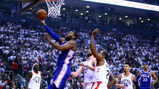 Sixers maniatan a Raptors e igualan su serie de playoffs