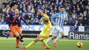 City y Spurs ganan para seguir a la caza del Liverpool