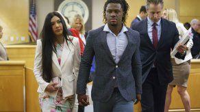 Retiran cargos de violencia doméstica contra Odubel Herrera