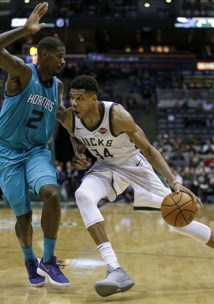 Antetokounmpo lleva a Bucks a triunfo sobre Hornets