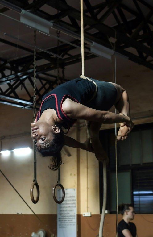 En India, acrobacias en el primer Mundial de mallakhamb