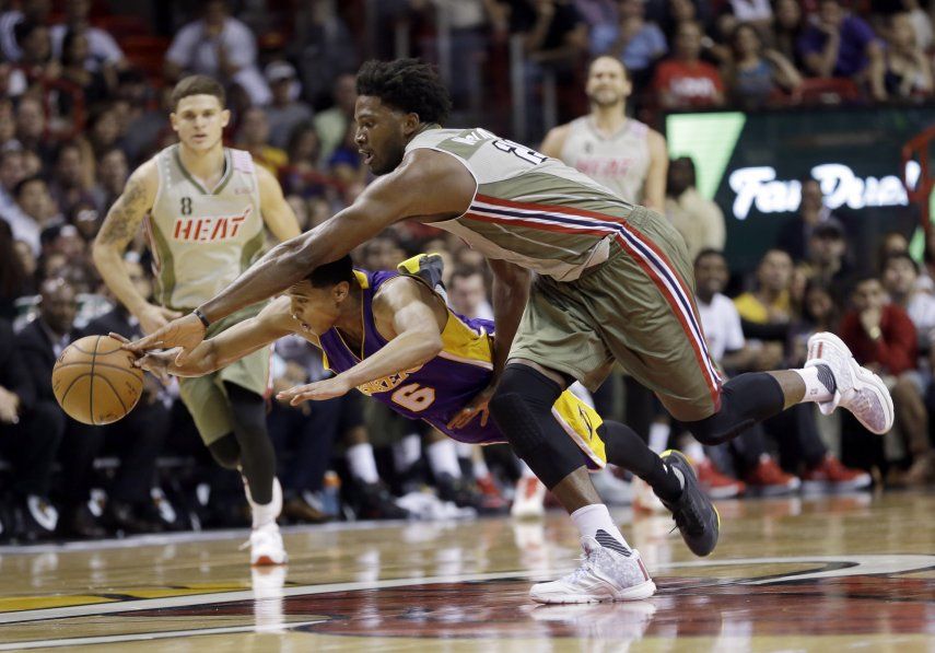 Bosh anota 30 puntos y Heat doblega a Lakers