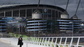 Premier aplaza reinicio de partidos; Dortmund cede estadio