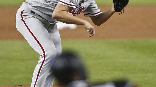 Inicio lento de Nola cuesta a Filis perder 2-0 ante Marlins