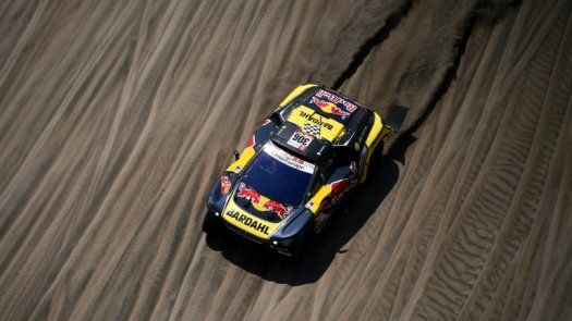 Loeb gana su tercera etapa del Dakar y toma segundo lugar en autos