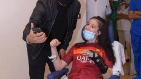 Totti visita en el hospital a mujer que salió del coma tras escucharle
