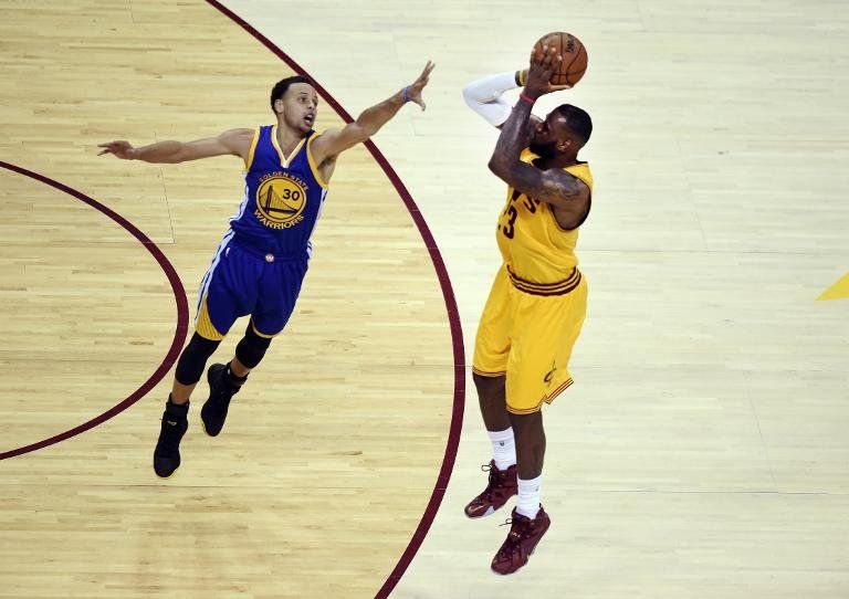 Curry fiene a Cavaliers y a LeBron contra la pared en la Final de la NBA