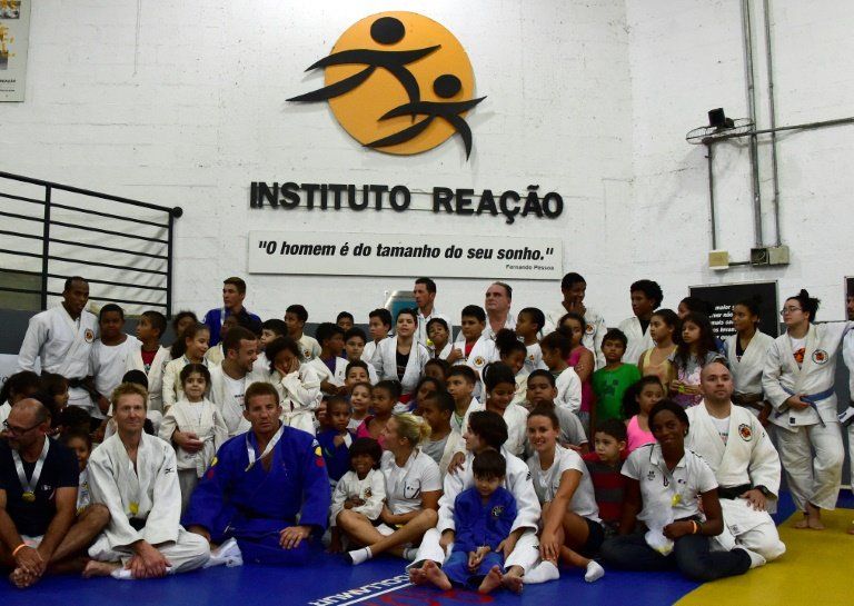 Aprendiendo del otro, judocas paralímpicos y niños de una favela