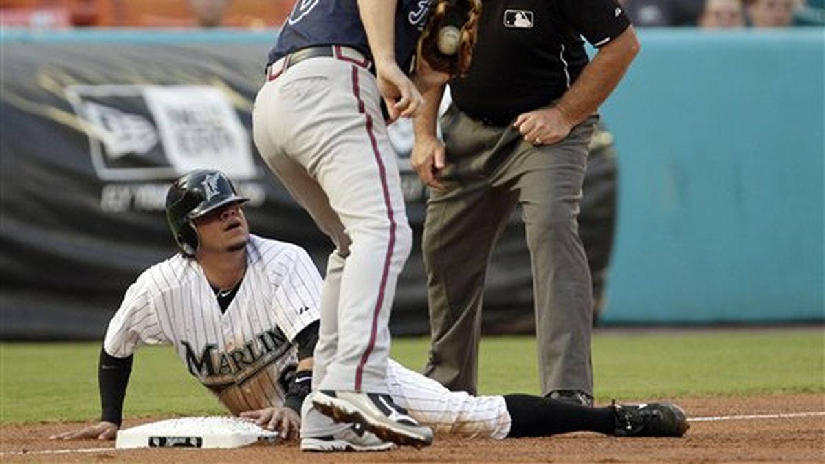 Los Marlins De Miami Juegan Contra Los Bravos De Atlanta En Un