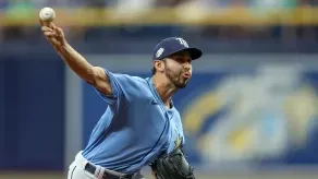 Javy Guerra firma con el Hashin Tigers de japón