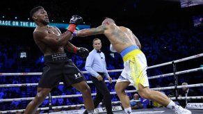Oleksandr Usyk retiene títulos mundiales al ganar a Anthony Joshua