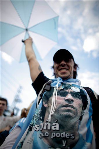 Mundial: Proponen monumento a Maradona; dudas sobre su futuro