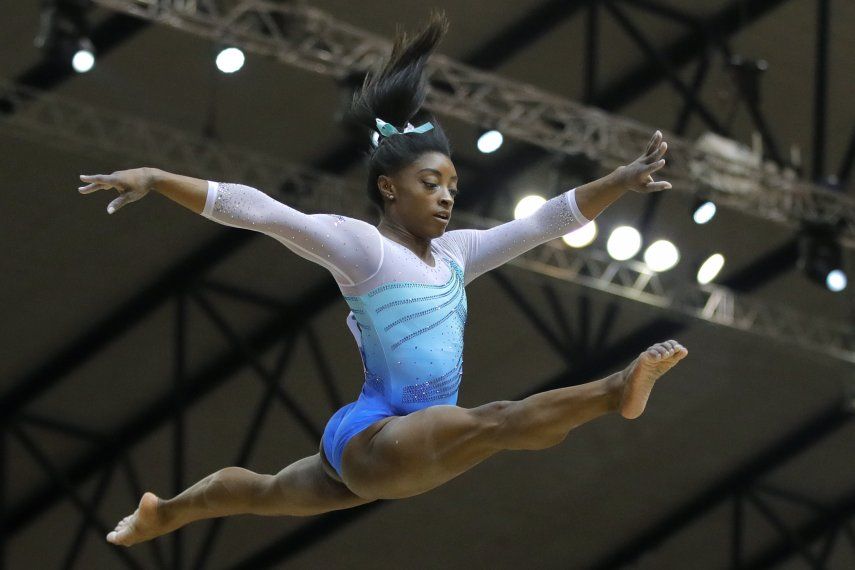 Biles gana cuarto torneo mundial de prueba combinada