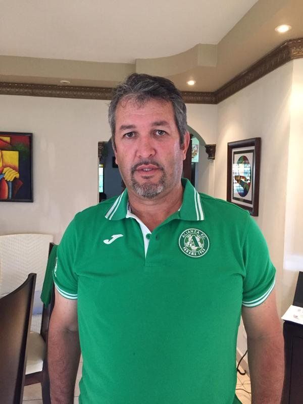 El Alianza confirma la salida del técnico Juan P. Lopera