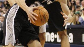 Spurs aprovechan ausencia de Nowitzki