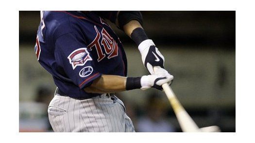 MLB: Mellizos 10, Atléticos 5;Baker a un paso de juego completo