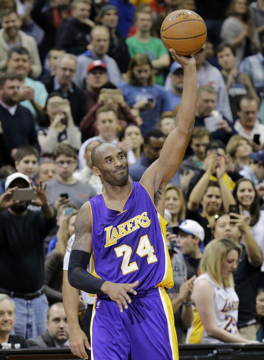 Kobe rebasa a Jordan en triunfo de Lakers
