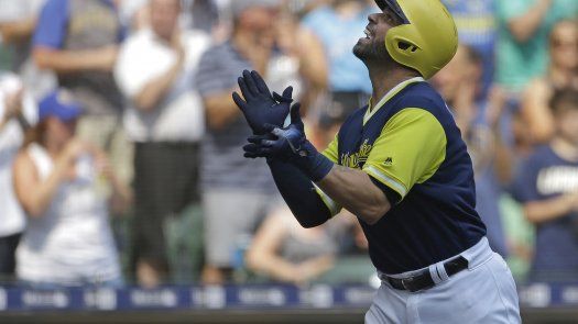 Moustakas, Piña y Schoop ayudan a Cerveceros con jonrones