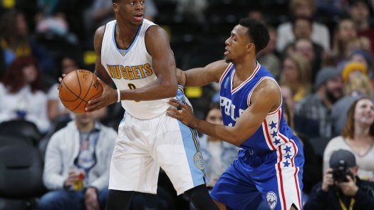 Dramático triple de Mudiay da triunfo a Nuggets sobre 76ers