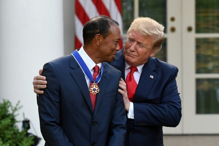 Donald Trump entrega a Tiger Woods la medalla de la Libertad