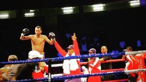 Chemito Moreno vence a Rungvisai y gana el título plata gallo CMB