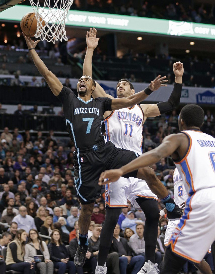 Batum anota 28 puntos en triunfo de Hornets sobre el Thunder