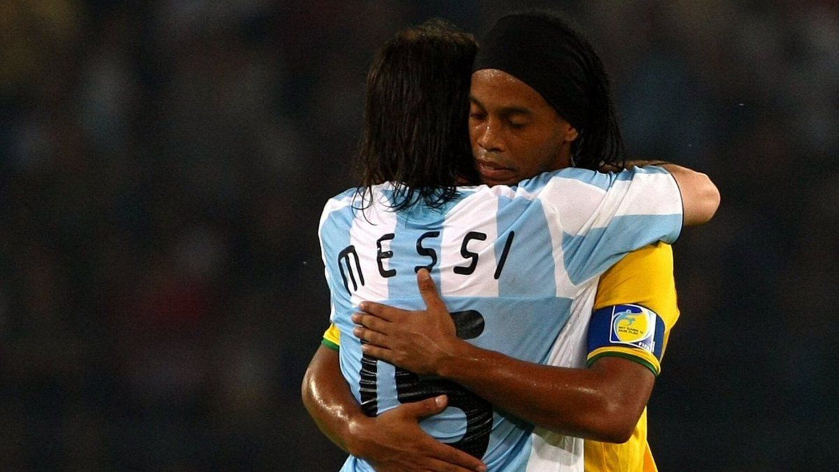 Lionel Messi Y Ronaldinho Juntos En Partido Tributo A Maradona