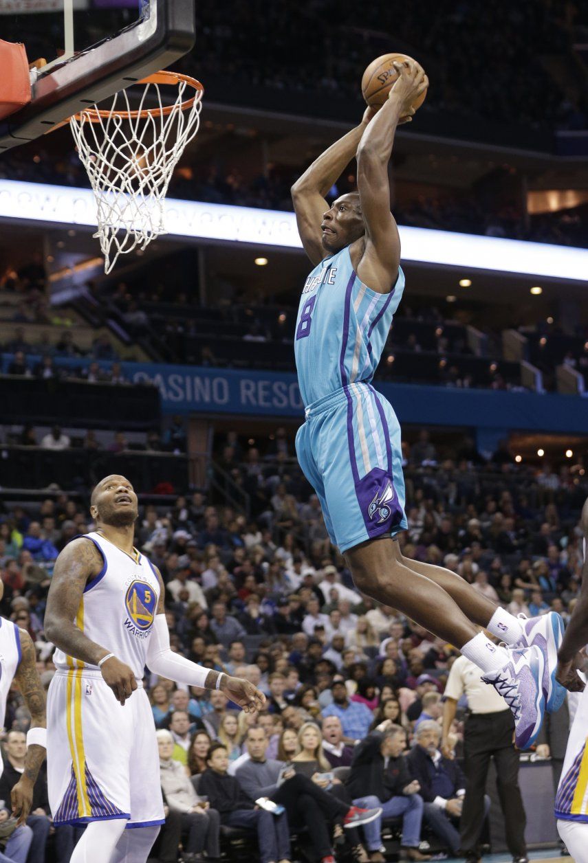Speights lleva a Warriors a victoria sobre Hornets