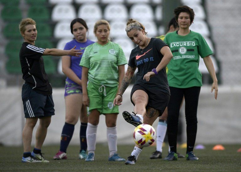 Profesional, pero no tanto, el fútbol femenino pide cancha en Argentina