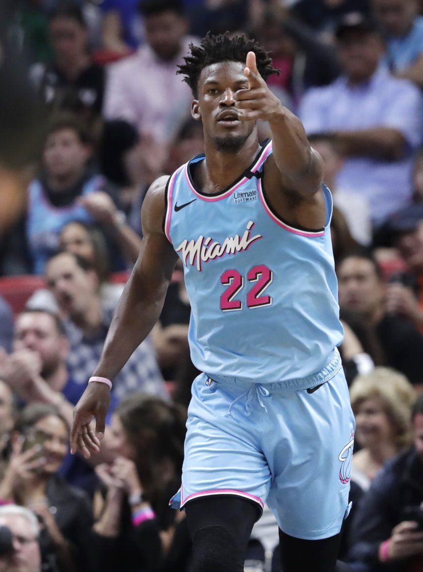 Butler anota 38, Heat tritura a 76ers