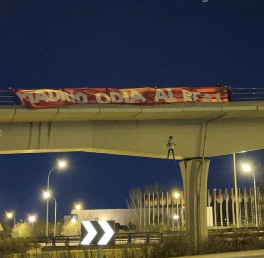 Encuentran muñeco con la camiseta de Vinícius Jr colgado de un puente
