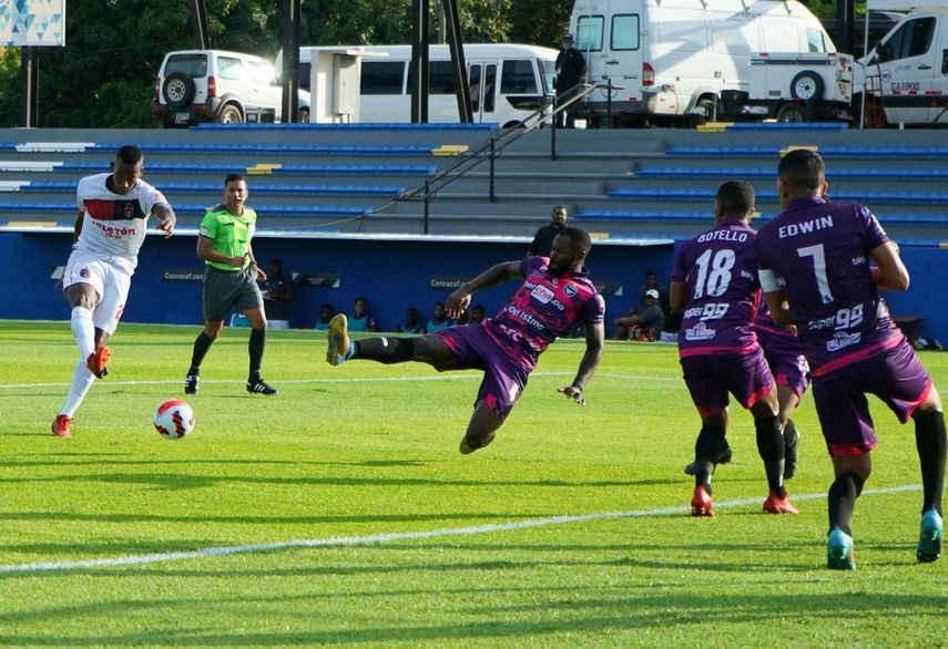 Liga Concacaf: Ernesto Sinclair le da ventaja al Tauro FC