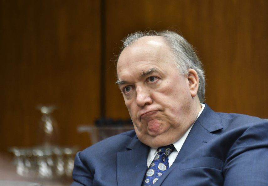 120 víctimas de Nassar demandan despido de Engler