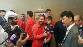 Niño afgano cumple sueño de conocer a Leo Messi