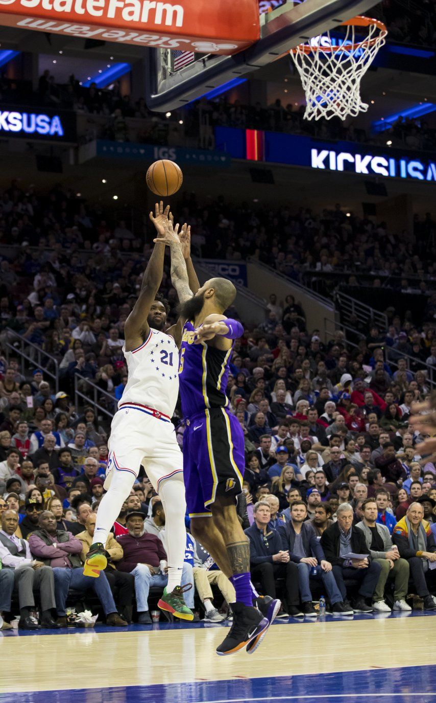 Embiid luce y guía a 76ers a triunfo sobre Lakers, 143-120