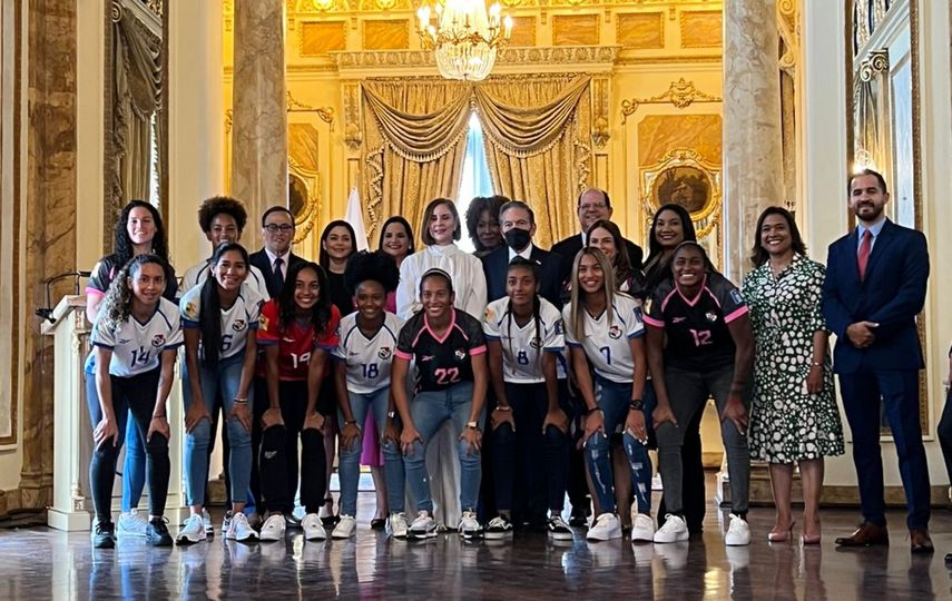 Jugadoras de Panamá Femenina son agasajadas en la Presidencia